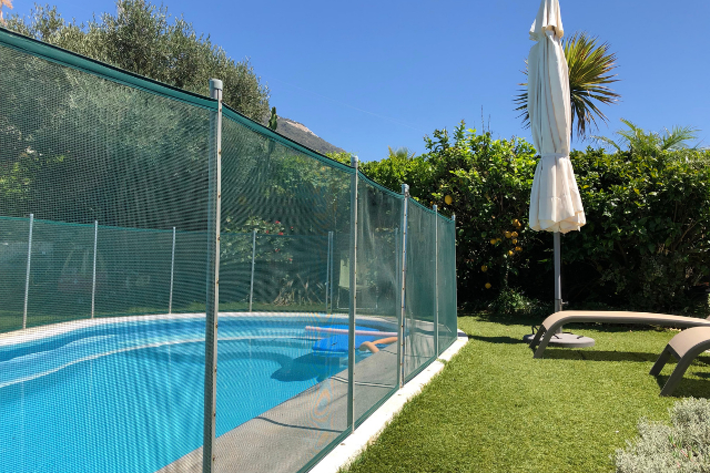 Swimming pool with safety fence