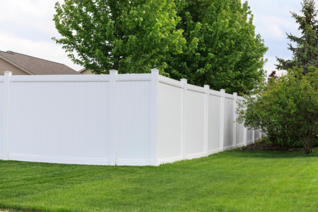 White vinyl fence of ahome